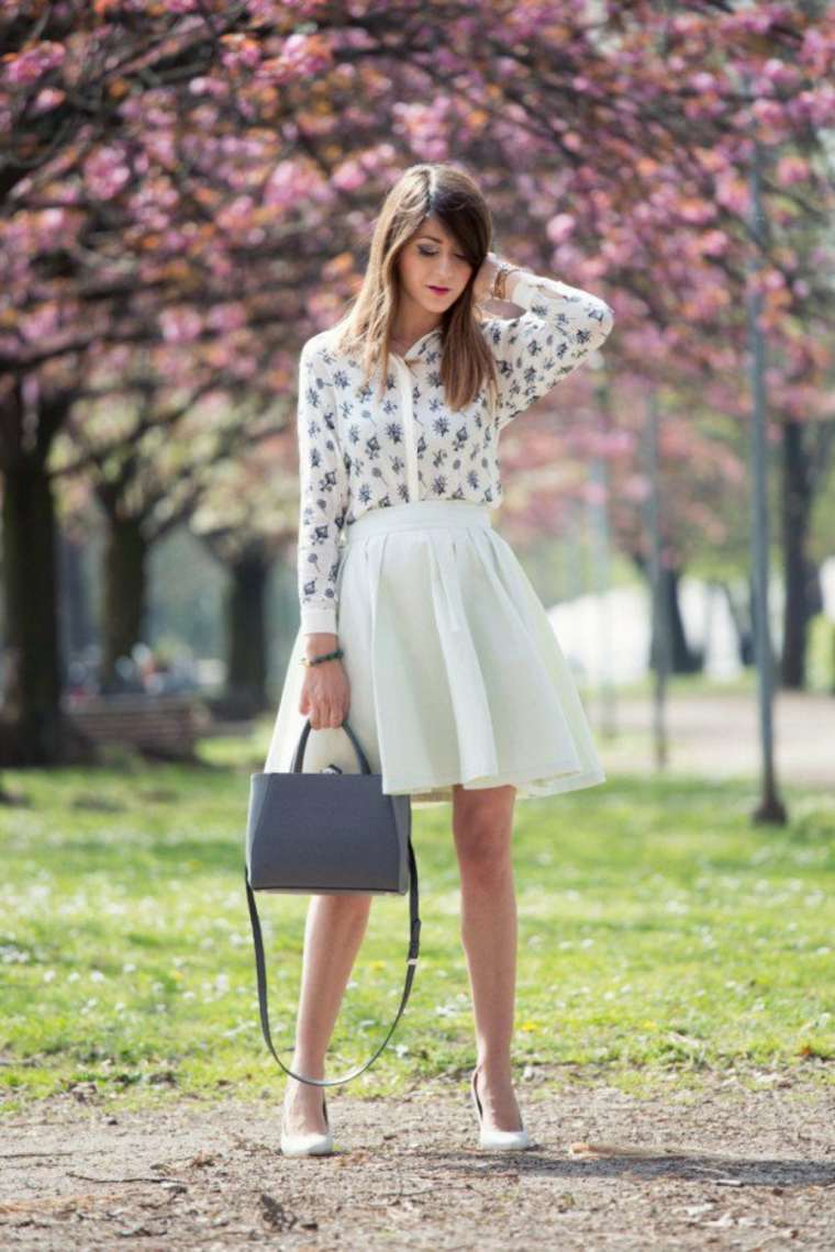 look rétro tendance chemise femme blanche à motifs jupe blanche