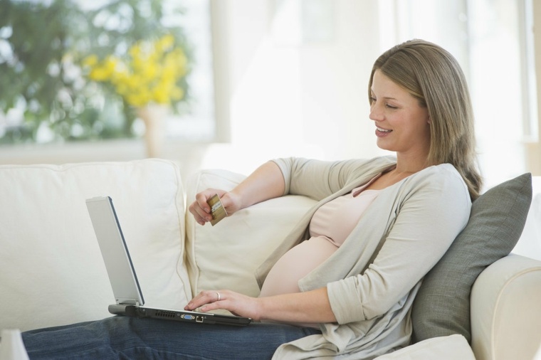 femme moderne enceinte look tendance gilet couleur gris 
