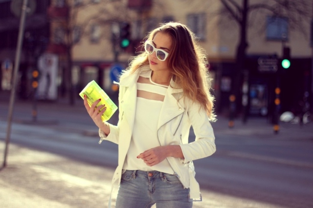 veste cuir blouse blanche jean tendance lunettes de soleil 