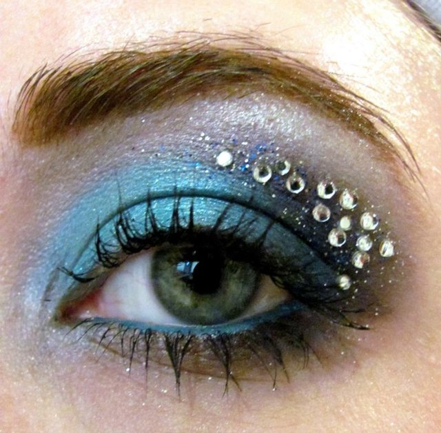 maquillage yeux ombres bleu decoration