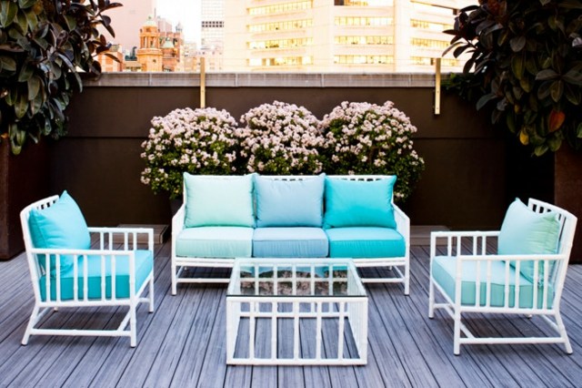 mobilier de jardin design salon de jardin en bois coussins bleus table basse verre 