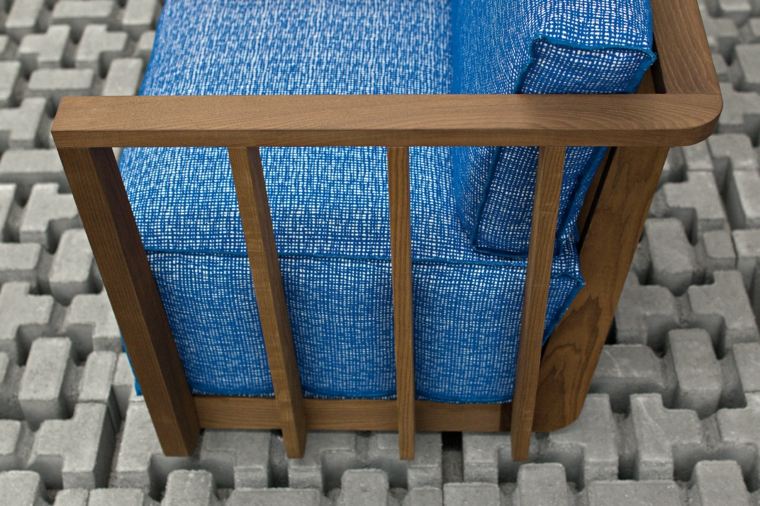 mobilier-exterieur-fauteuil-jardin-inout-collection-gervasoni-bleu-detail-en-mousse-polyurethanne