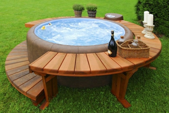 mobilier jardin aménagement idée piscine bois confort jacuzzi moderne