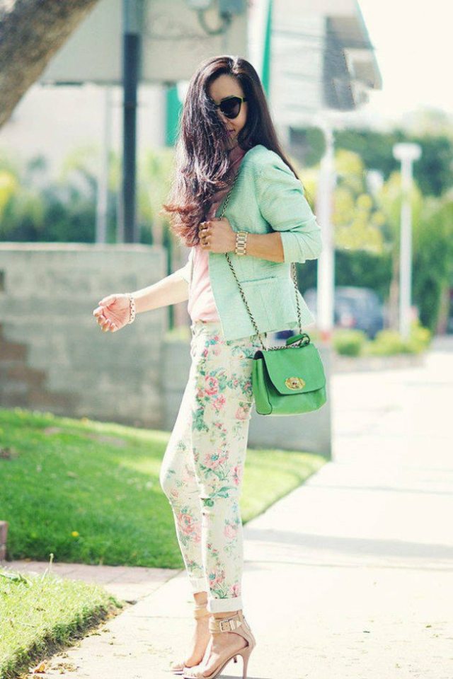 pantalon motifs floraux sac vert veste verte blouse rose 