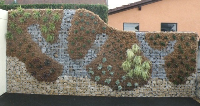 mur en gabion orné de végétation
