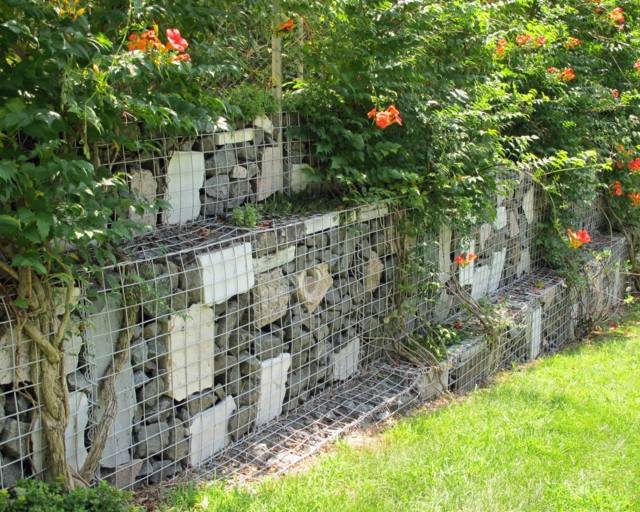 mur improvisé pour délimiter votre jardin