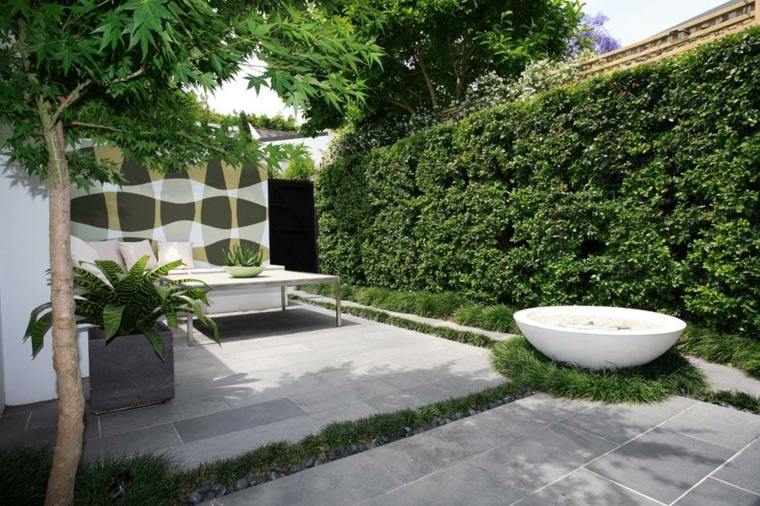 idées aménagement jardin aménagement terrasse fontaine pierre table de jardin basse 