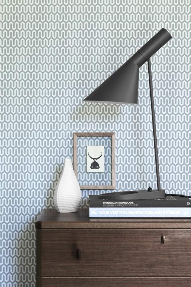papier peint bleu blanc lampe noire placard en bois objet déco design