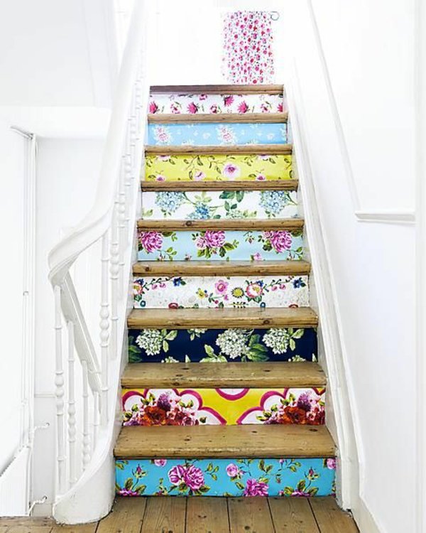 papier peint motifs floraux escalier
