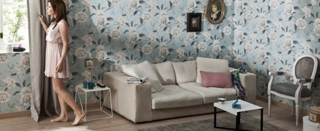 papier peint salon motifs floral canapé table basse fauteuil tapis de sol idée revêtement mural