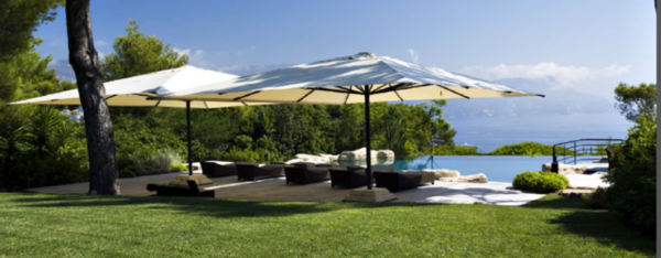 parasols larges piscine paysage