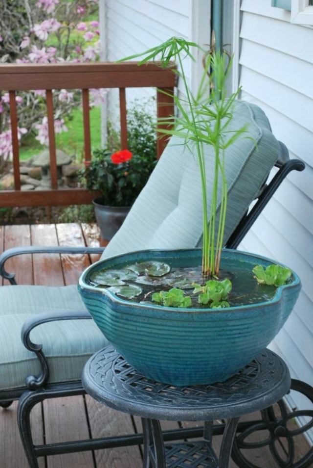bassin d'eau idée aménagement plante aquatique fleurs table extérieure