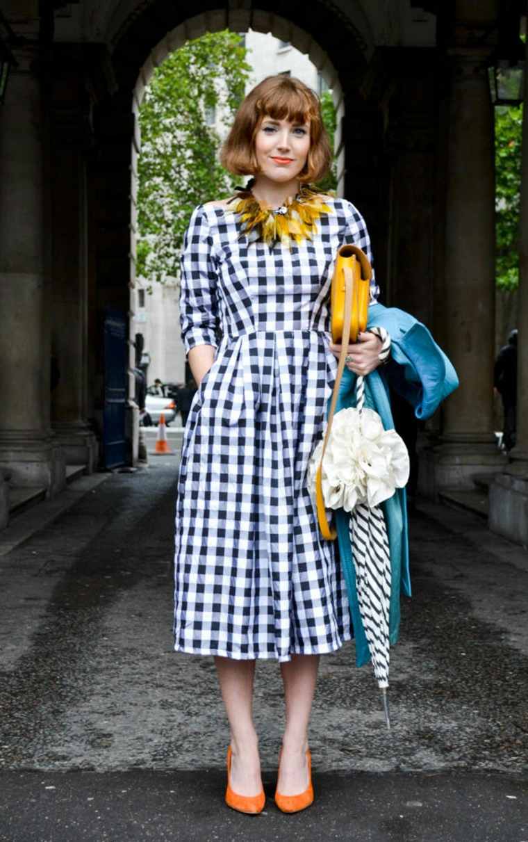 femme look vintage années 50 sac jaune collier 