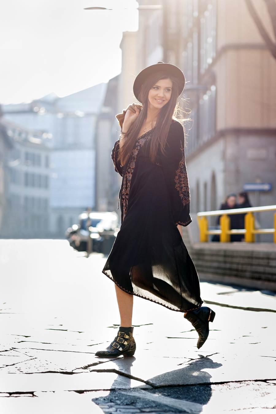 look rock femme idée robe noire longue à motif