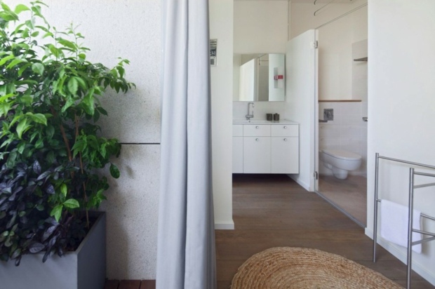 salle de bain blanche avec un rideau