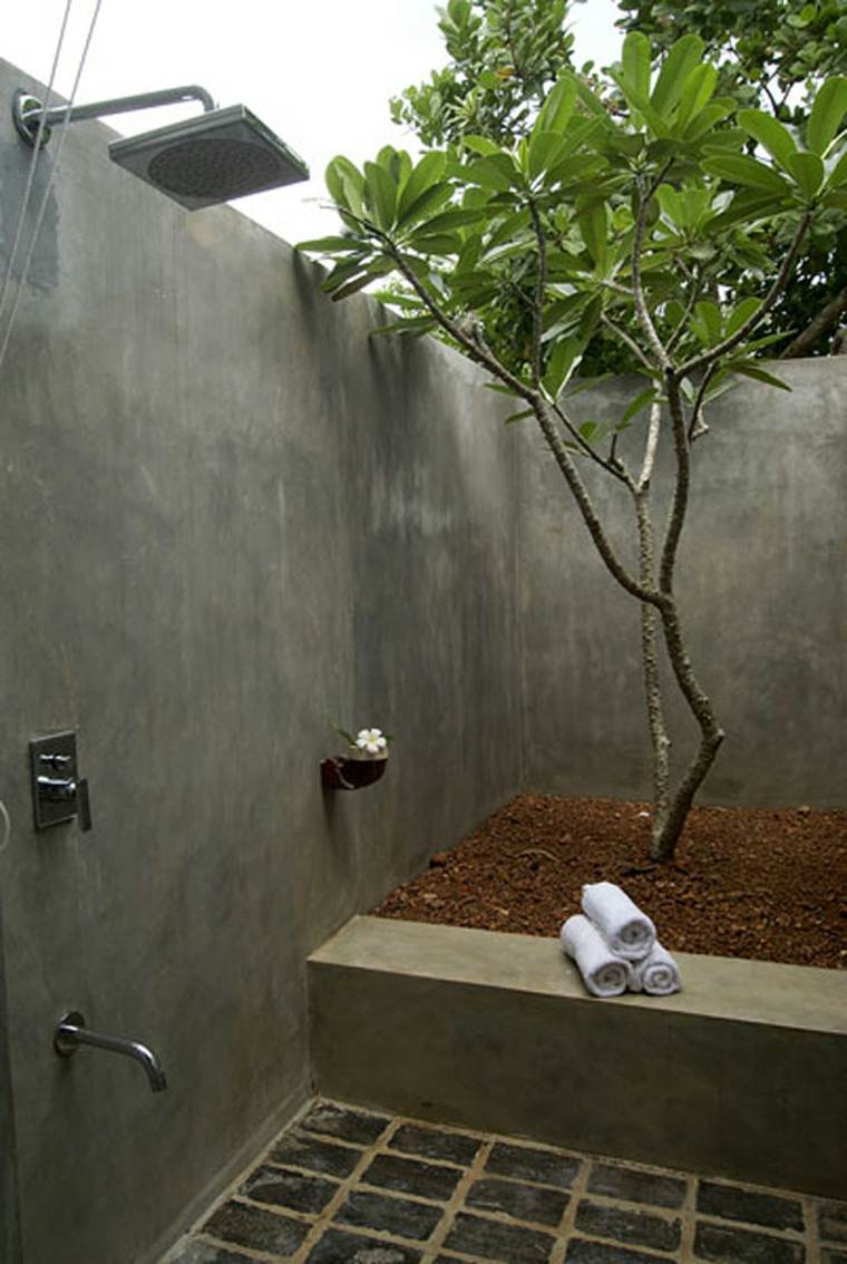 salle de bain plein air béton