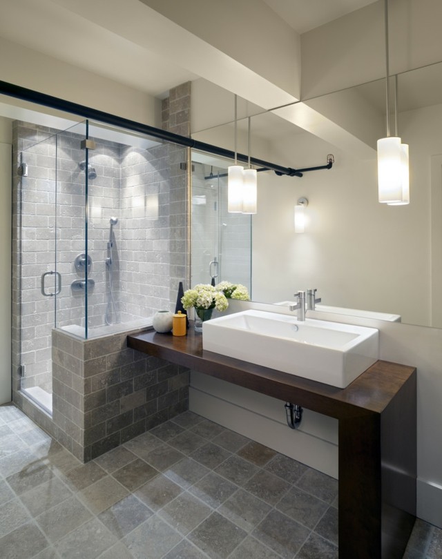 salle de bain moderne paroi de douche lampe suspendue design bois déco fleurs
