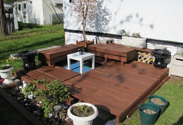 salon de jardin en palettes de bois design table de jardin basse blanche designv