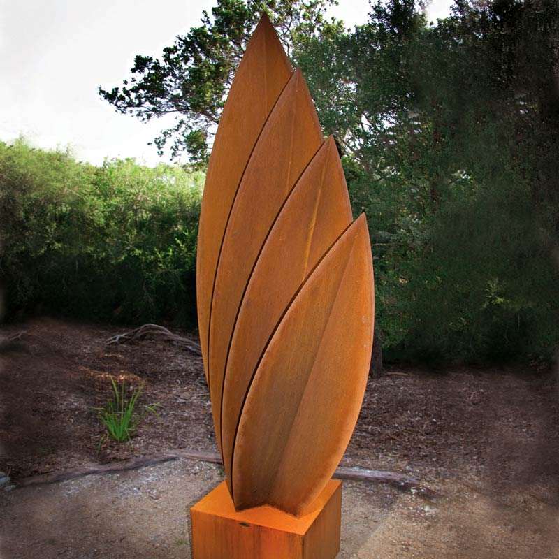 sculpture en acier dans un parc feuille 