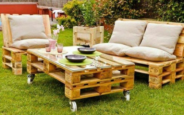 palettes table basse roulettes fauteuil de jardin en bois coussins