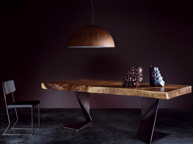 table à manger bois lampe suspendue chaise noire