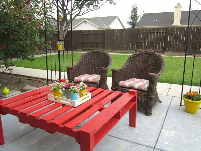 mobilier extérieur table de jardin palettes en bois fauteuil en résine tressée coussin 