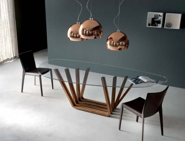 table à manger en verre lampe suspendue design chaise noire