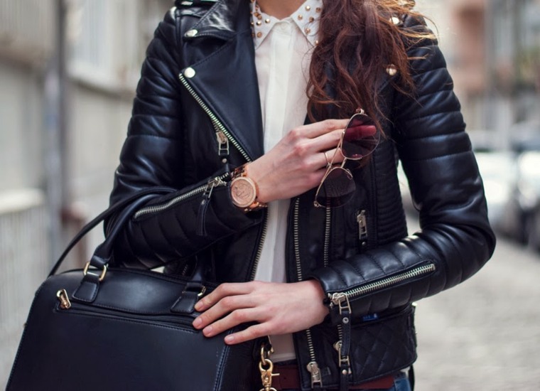femme look rock veste en cuir sac cuir moderne montre lunettes de soleil 
