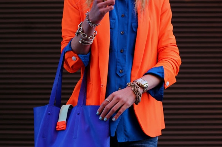 look femme moderne sac bleu veste orange veste-rag-and-bone-top-jcrew-jeans