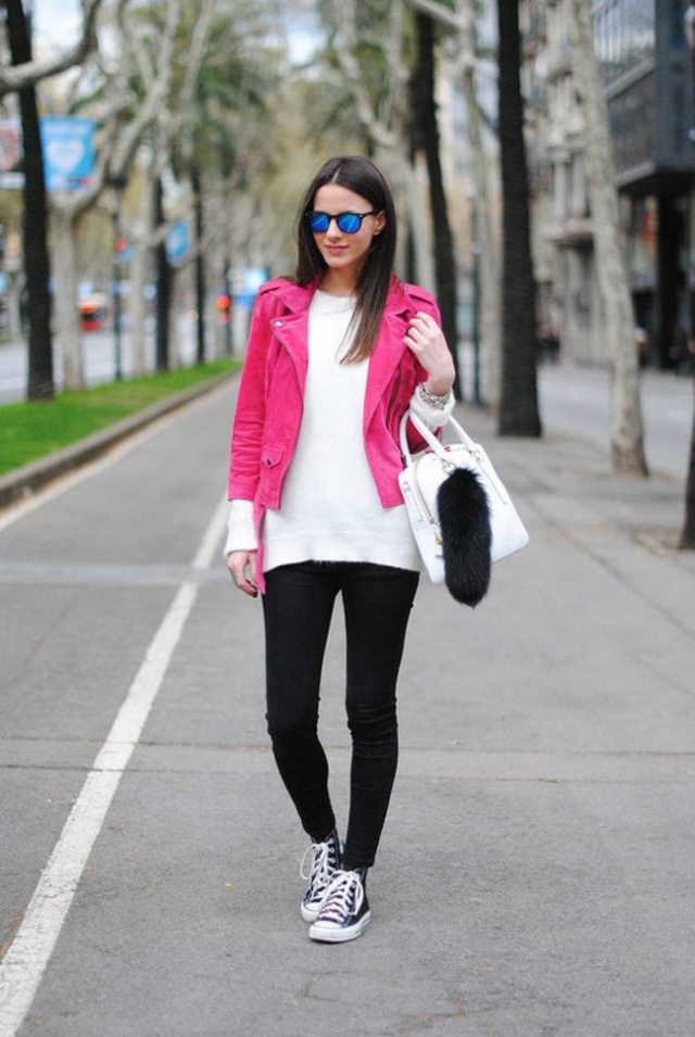 femme look moderne veste rose blouse blanche pantalon noir 