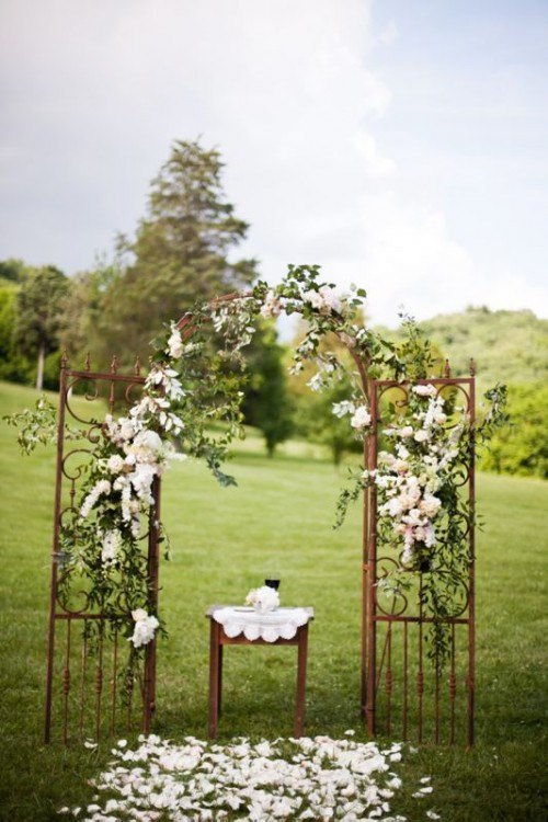 vue arche mariage metal decoration fleurs