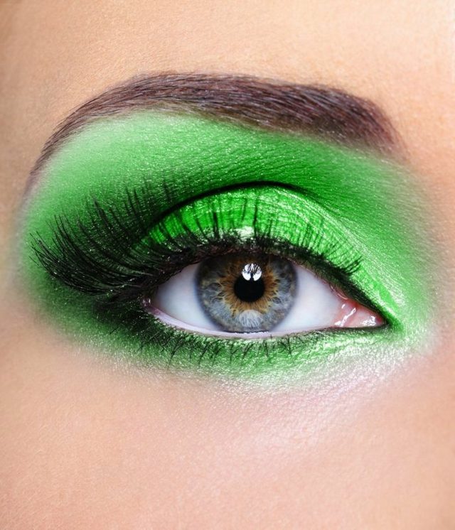 Un zoom d'un maquillage en vert pour les yeux bleus