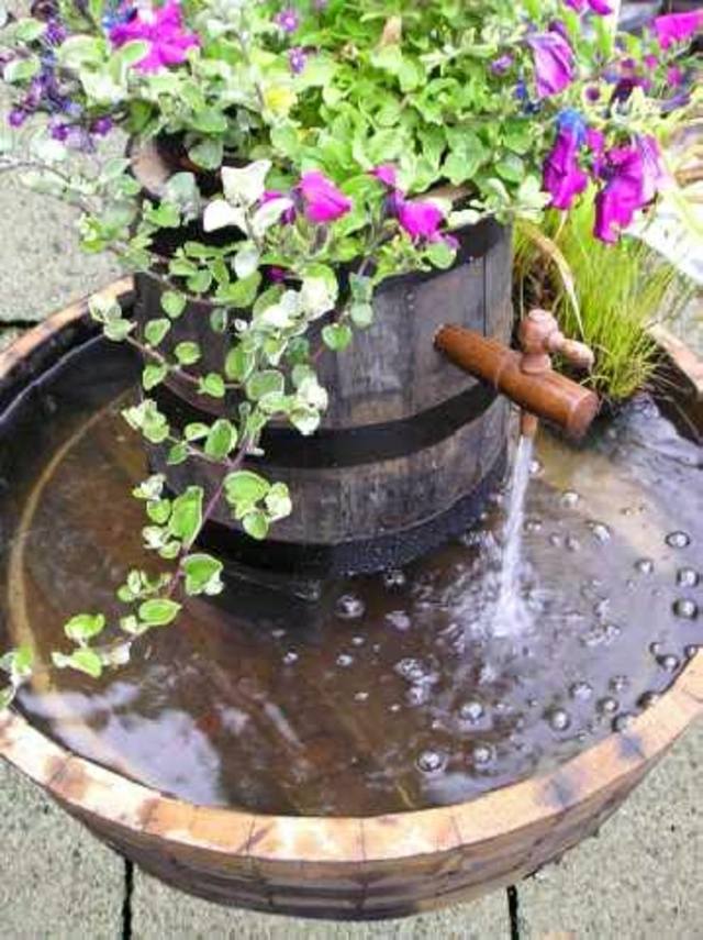 élément aquatique avec robinet et fleurs