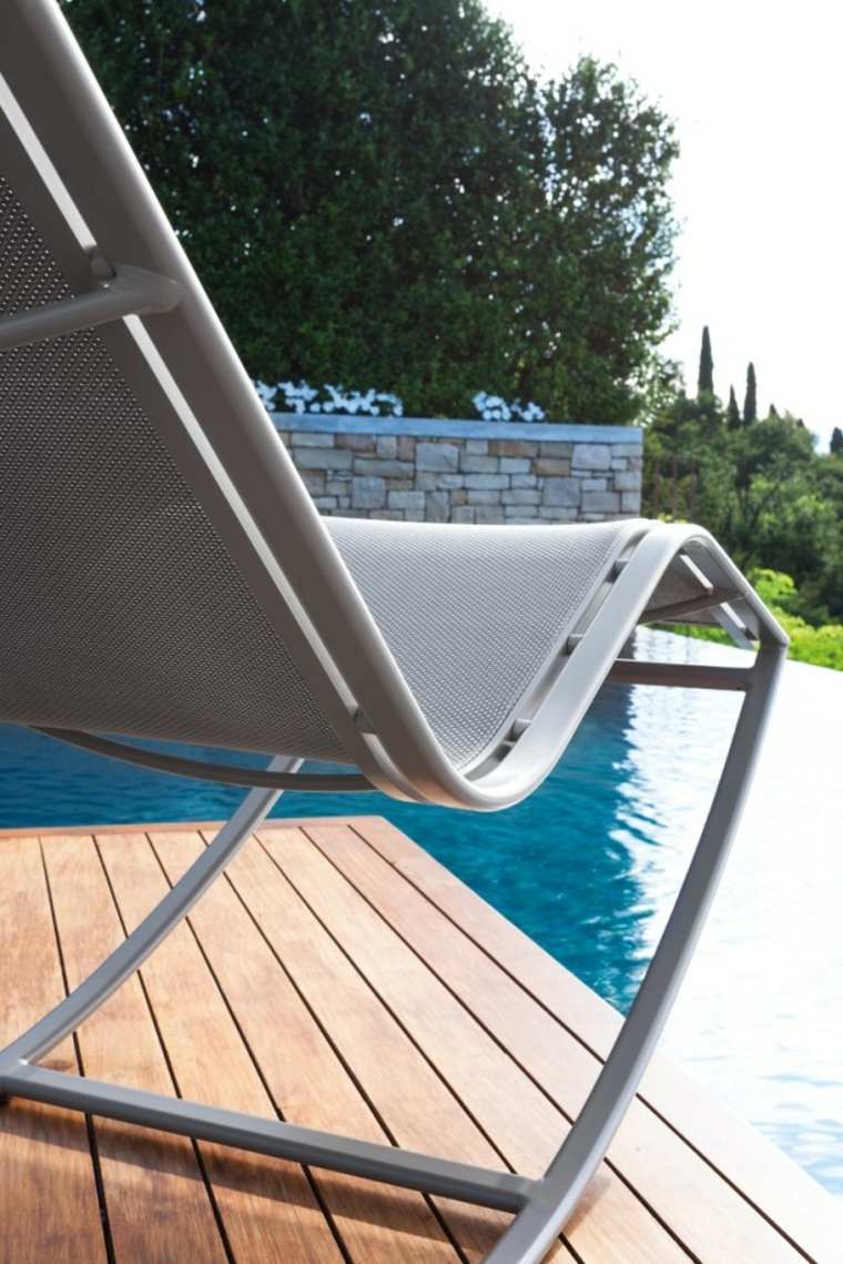 piscine aménagement terrasse idée mobilier chaise longue bain de soleil  textilene kot bain de soleil talenti