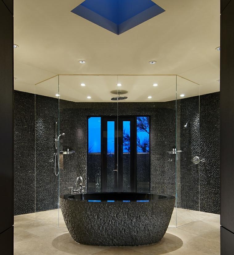 salle de bain revêtement mural baignoire noire cabine douche 