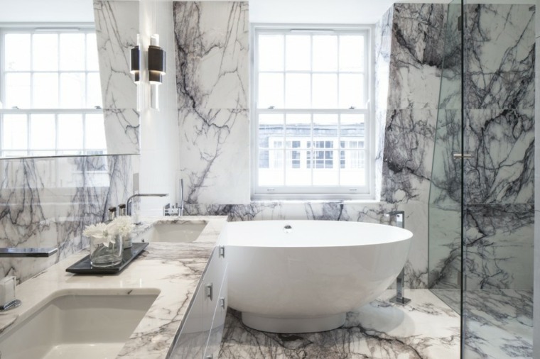 salle de bain luxueuse marbre revêtement mur sol baignoire blanche