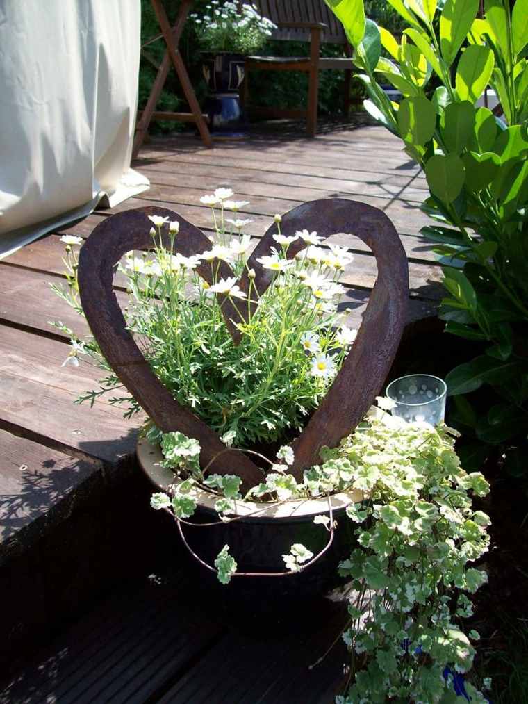 décorer jardin romantique coeur plante bois 