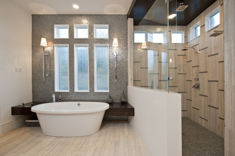 salle de bain aménagement original baignoire plafond 