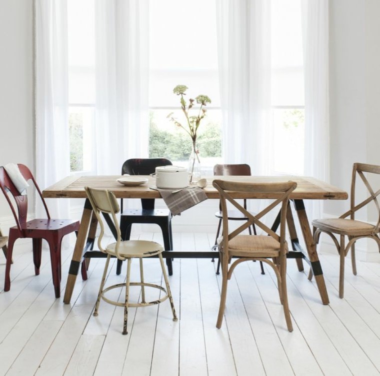 design industriel table à manger bois chaise métal déco fleurs 
