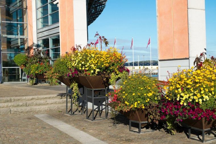 grande jardinière en corten acier plante pot de fleurs espace public Egypt Jan Ostwalddesign