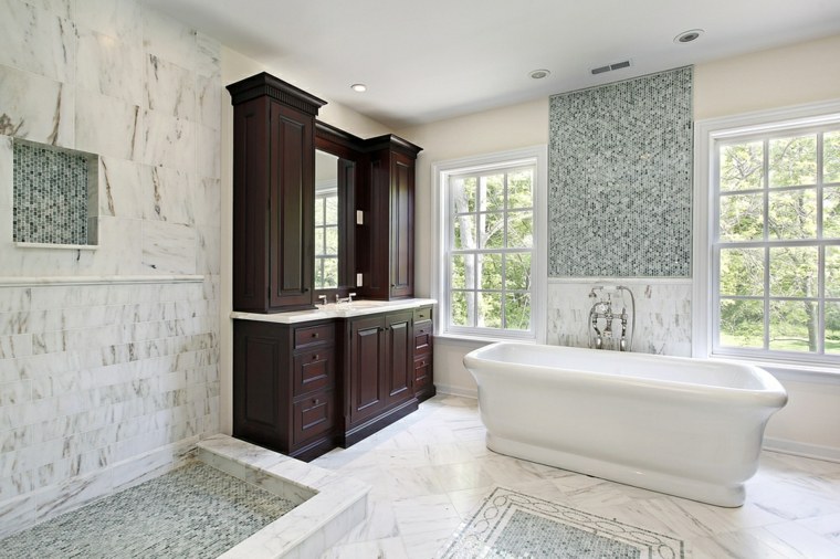 Salle de bain revêtue en marbre