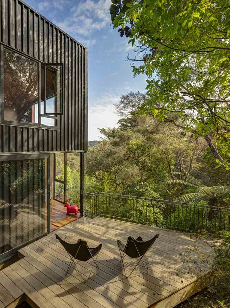 maison moderne terrasse bois extérieure