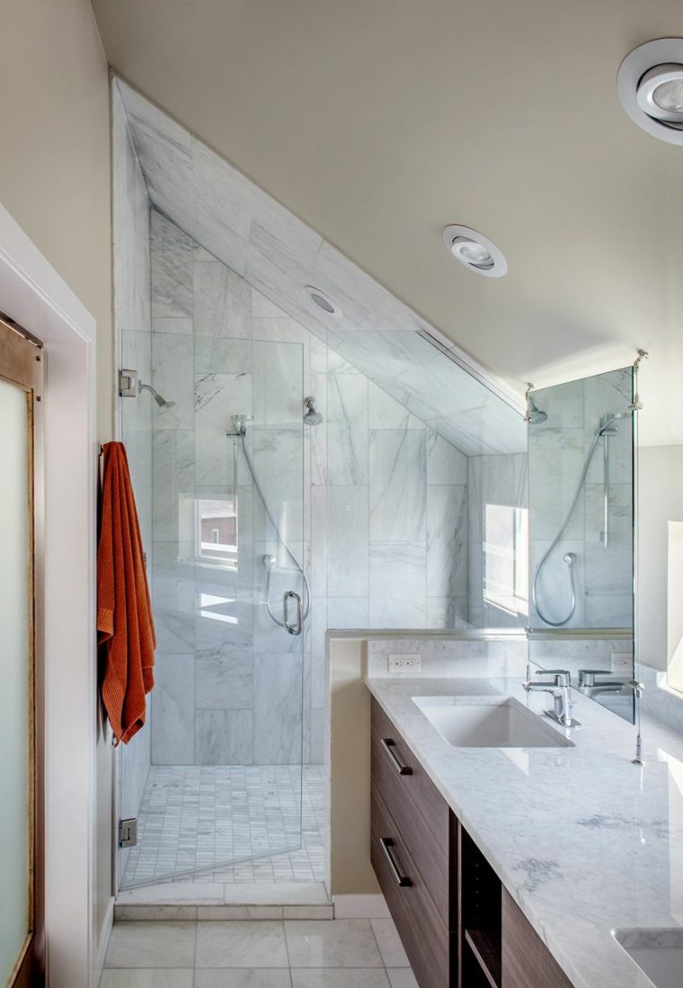intérieur salle de bain blanc serviette douche cabine 