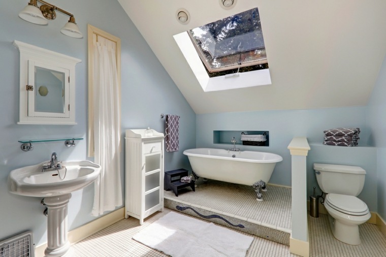 revêtement salle de bain mural bleu clair baignoire lavabo