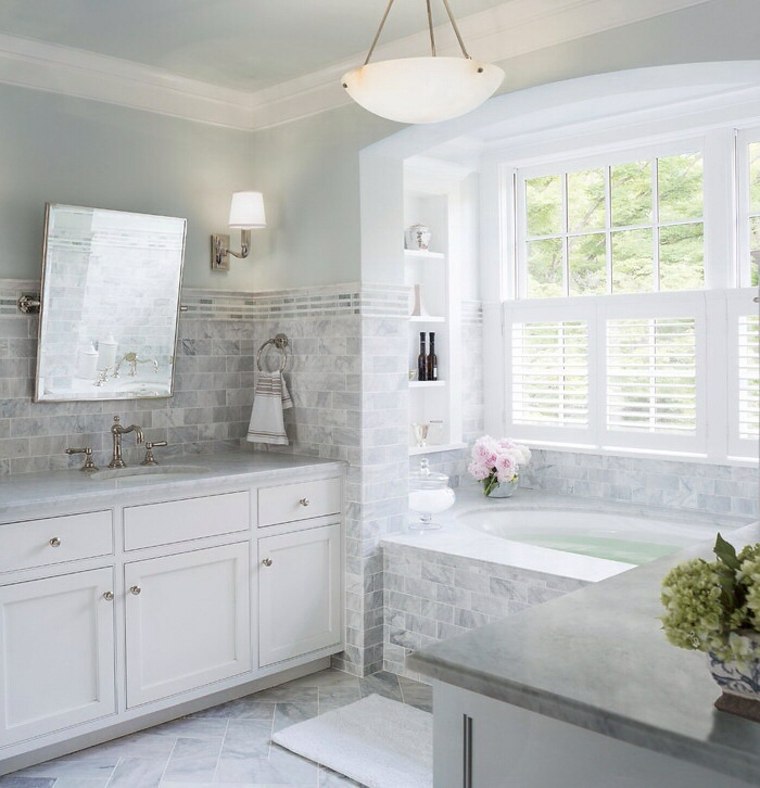 revêtement mural salle de bain grise placard blanc baignoire blanche décoration florale