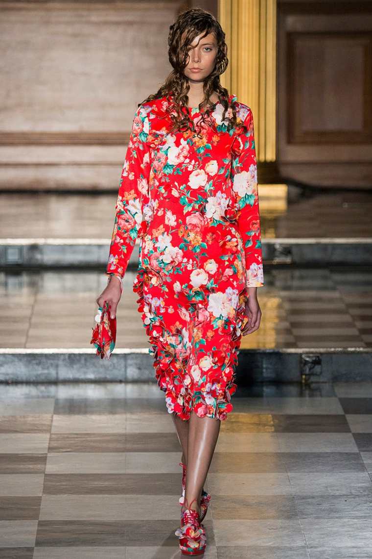 robe motif floral rouge Simone Rocha semaine de la mode 