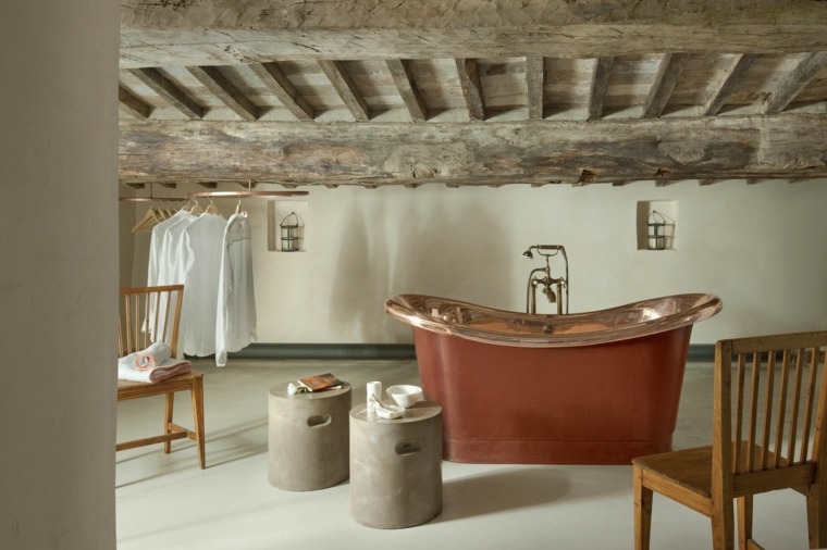 plafond salle de bain bois baignoire style vintage