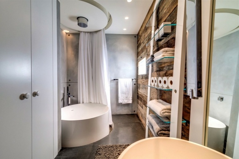 petite salle de bain baignoire tapis de sol douche serviettes 