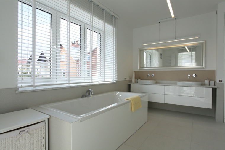 intérieur blanc salle de bain revêtement sol et mur lavabo