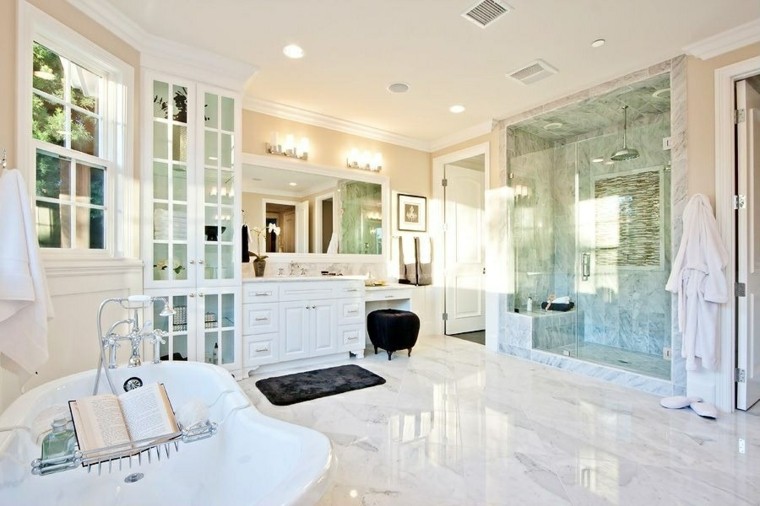 revêtement sol salle de bain marbre baignoire blanche tabouret noir cabine de douche